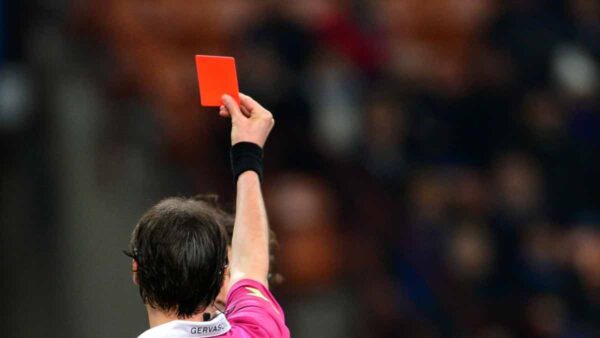 Arbitro espelle giocatore