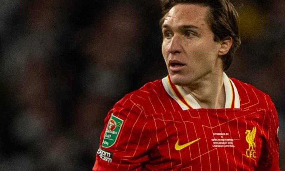 Federico Chiesa in campo con il Liverpool