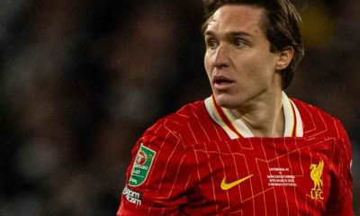 Federico Chiesa in campo con il Liverpool