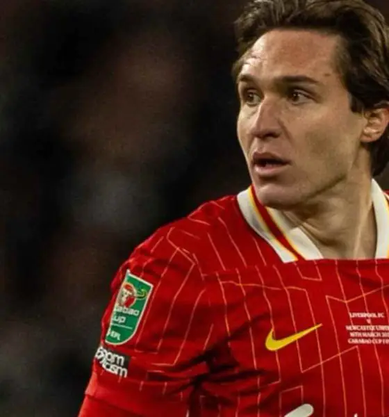 Federico Chiesa in campo con il Liverpool