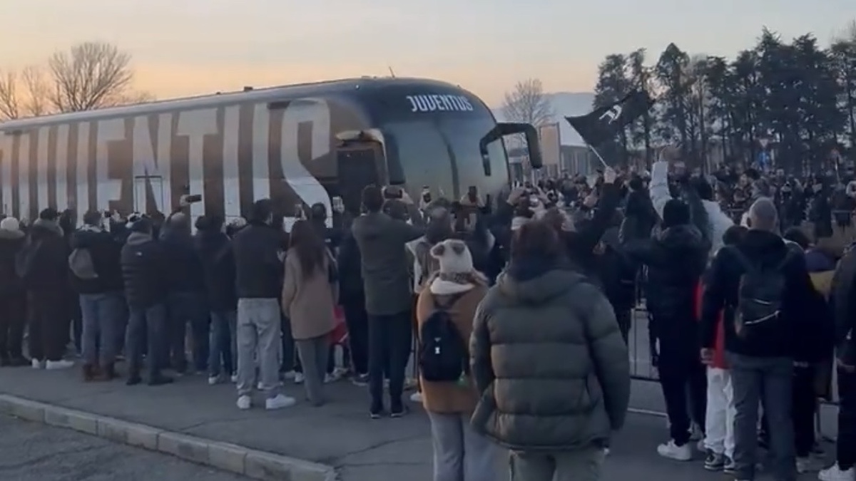 Juve Cagliari, i pullman delle due squadre sono arrivati all'Allianz Stadium: FOTO e VIDEO del pre-partita 36 Pullman Juve