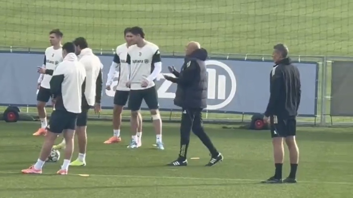 Spalletti Juve, show alla Continassa del tecnico: non ha perso di vista i suoi tra torello e indicazioni, e quel gesto… – VIDEO