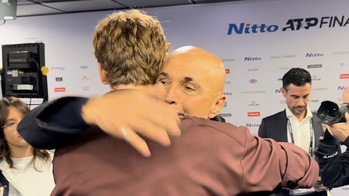 Spalletti Sinner, l’abbraccio dopo la vittoria alle ATP Finals 2025: il tecnico della Juve omaggia così il fenomeno del tennis – VIDEO Spalletti Sinner, l’abbraccio dopo la vittoria alle ATP Finals 2025: il tecnico della Juve omaggia così il fenomeno del tennis – VIDEO