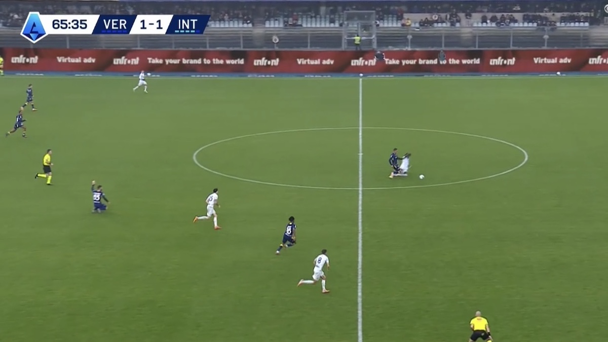 Verona Inter, clamoroso al Bentegodi: fallo da ultimo uomo di Bisseck, il difensore nerazzurro graziato da Doveri! Cosa è successo – FOTO Verona Inter, clamoroso al Bentegodi: fallo da ultimo uomo di Bisseck, il difensore nerazzurro graziato da Doveri! Cosa è successo – FOTO