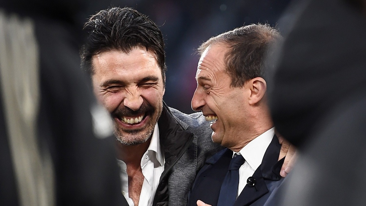 Allegri Buffon, siparietto a DAZN a tema Scudetti: «Mi ero stufato…». Momento divertente e nostalgico per i tifosi della Juventus: cos’è accaduto Allegri Buffon, siparietto a DAZN a tema Scudetti: «Mi ero stufato…». Momento divertente e nostalgico per i tifosi della Juventus: cos’è accaduto