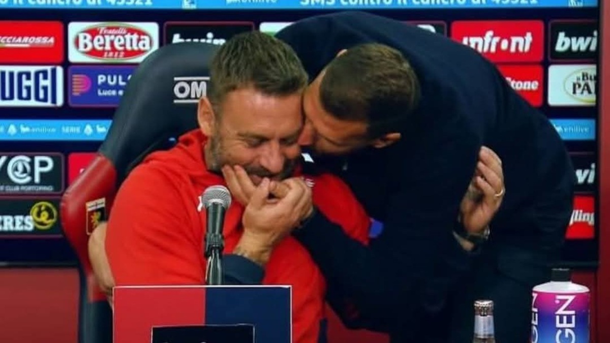 De Rossi Dzeko, siparietto nella conferenza stampa post Genoa Fiorentina: cos’è successo, il VIDEO ha fatto il giro del web De Rossi Dzeko, siparietto nella conferenza stampa post Genoa Fiorentina: cos’è successo, il VIDEO ha fatto il giro del web