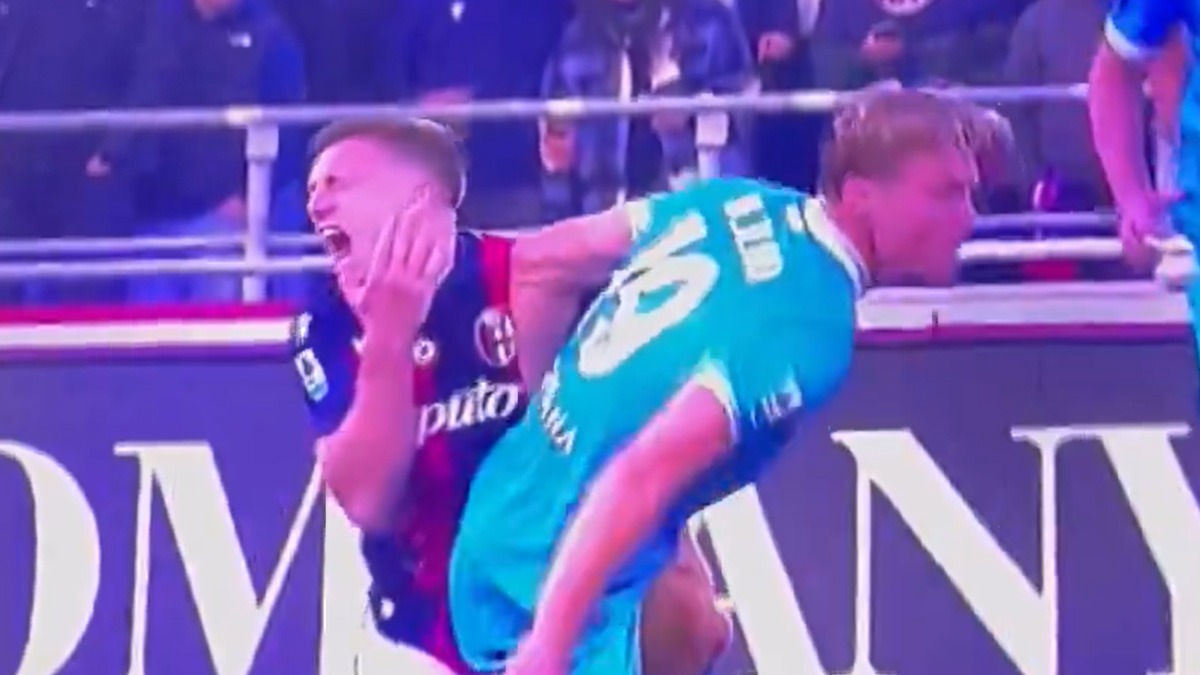 Gomitata Hojlund a Ferguson: niente espulsione in Bologna Napoli, errore di Chiffi che scatena tante polemiche! L’episodio spiegato da Marelli e cosa rischia il danese – FOTO Gomitata Hojlund a Ferguson: niente espulsione in Bologna Napoli, errore di Chiffi che scatena tante polemiche! L’episodio spiegato da Marelli e cosa rischia il danese – FOTO