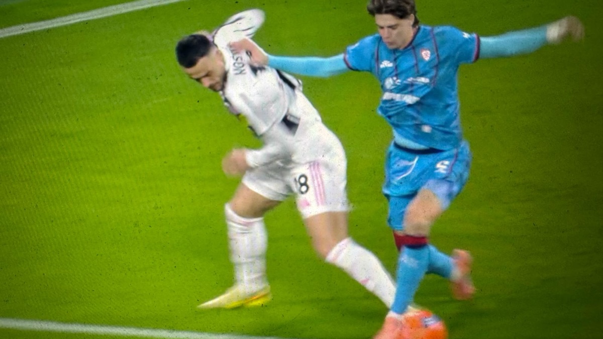 Kostic Palestra: subito un episodio dubbio all’inizio di Juve Cagliari. Proteste dei sardi, ma Marelli toglie ogni perplessità – FOTO Kostic Palestra: subito un episodio dubbio all’inizio di Juve Cagliari. Proteste dei sardi, ma Marelli toglie ogni perplessità – FOTO