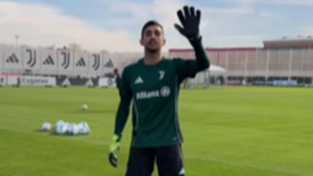 Allenamento Juventus, «Chi è il personaggio più famoso della tua rubrica telefonica?». Locatelli e Yildiz ‘votano’ Del Piero, Perin saluta CR7 mentre Kalulu diverte con questo siparietto… – VIDEO dalla Continassa