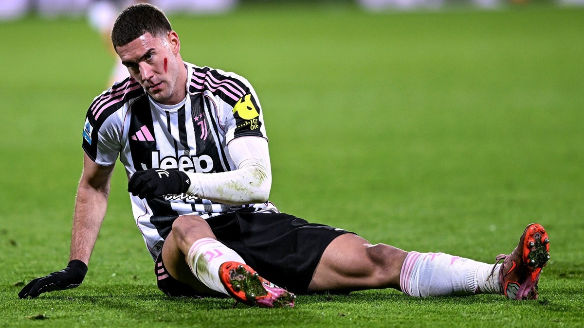 Infortunio Vlahovic: il serbo va ko calciando in Juve Cagliari! È quasi in lacrime: «Mi sono fatto molto male»