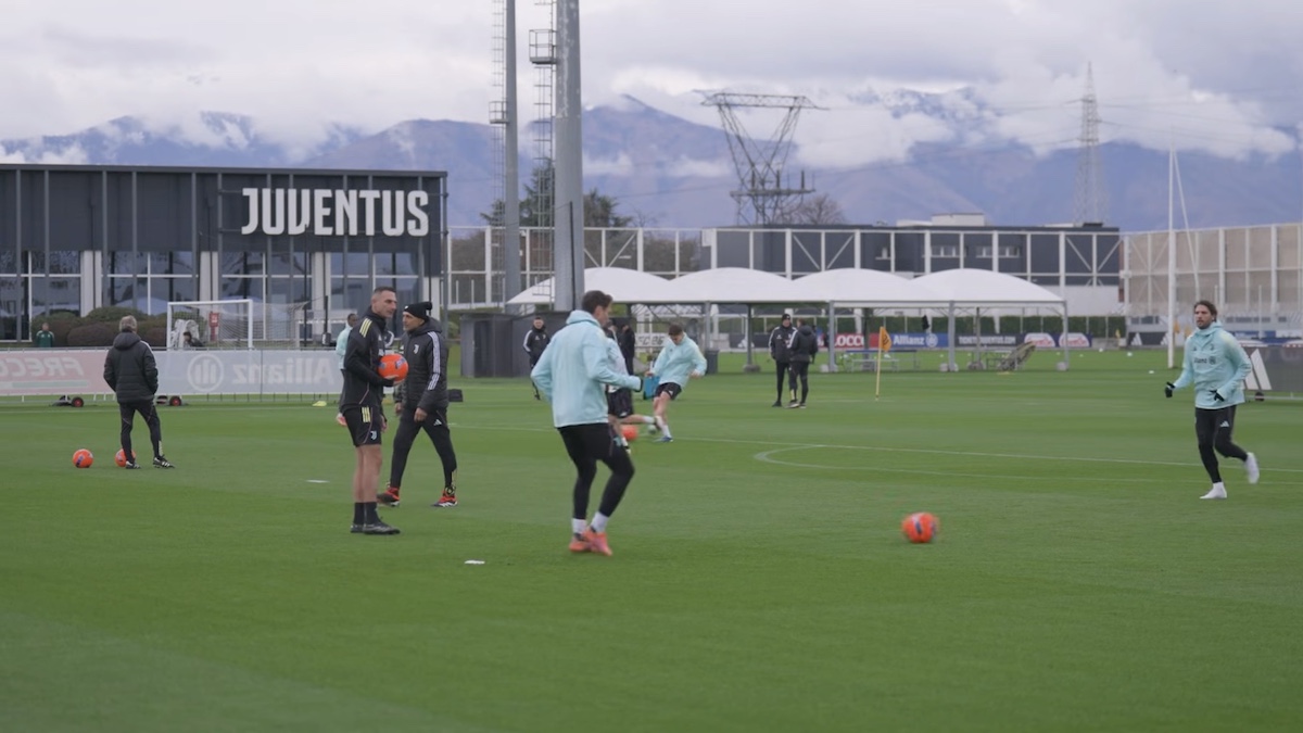 Allenamento Juve: sorrisi e volti distesi alla Continassa. Non è passata inosservata quella doppia richiesta al gruppo dello staff di Spalletti – VIDEO
