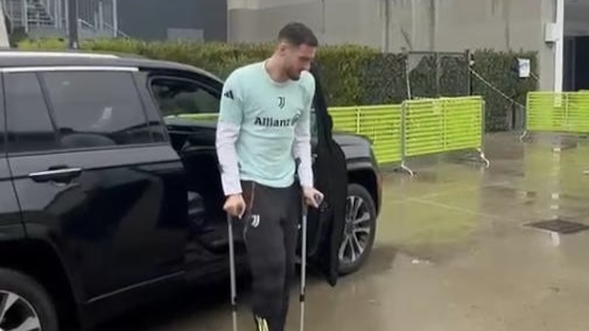 Infortunio Gatti, il difensore in stampelle al J Medical: ora gli esami dopo la distorsione al ginocchio rimediata in Juve Udinese – VIDEO