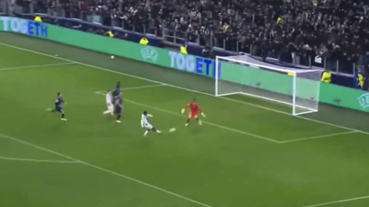 Gol David, il canadese si sblocca e fa 2 0! Imbeccata perfetta di Yildiz, il canadese questa volta non può proprio sbagliare Gol David, il canadese si sblocca e fa 2 0! Imbeccata perfetta di Yildiz, il canadese questa volta non può proprio sbagliare