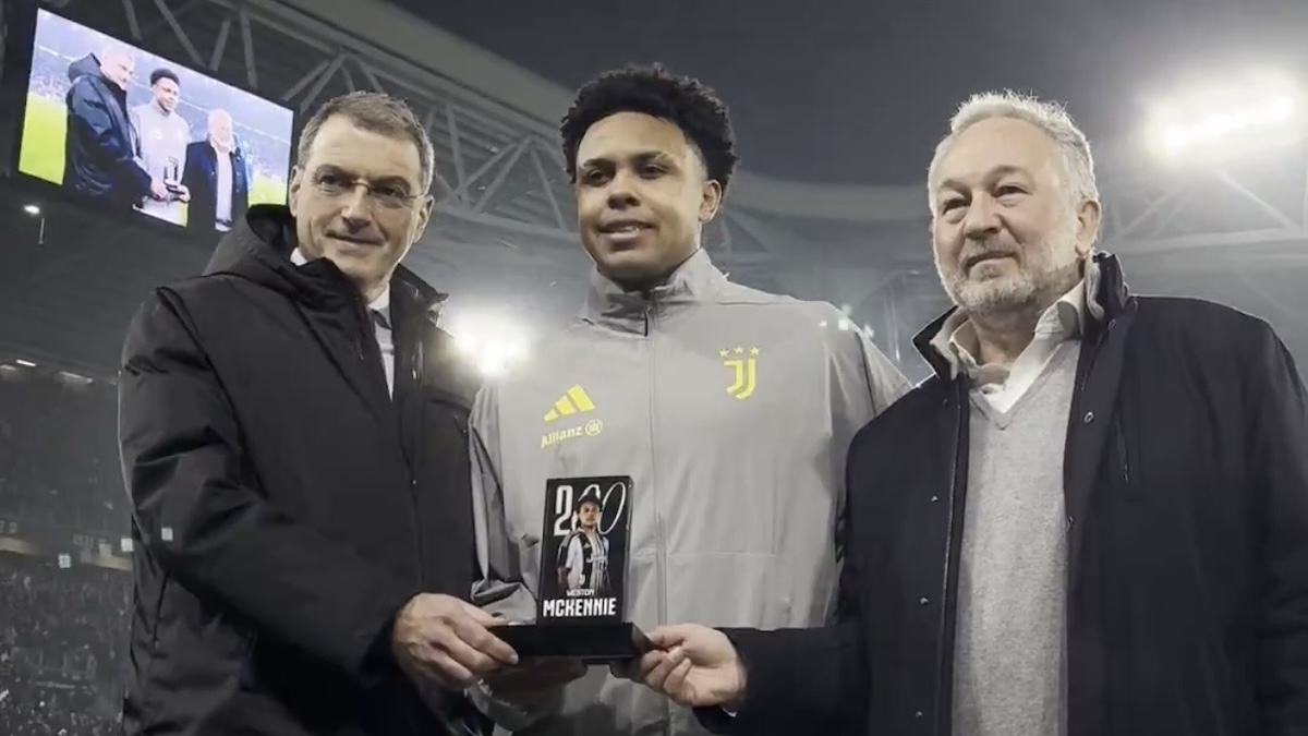 McKennie raggiunge le 200 presenze in bianconero: il texano viene premiato così da Comolli e Ferrero nel pre partita di Roma Juve – VIDEO