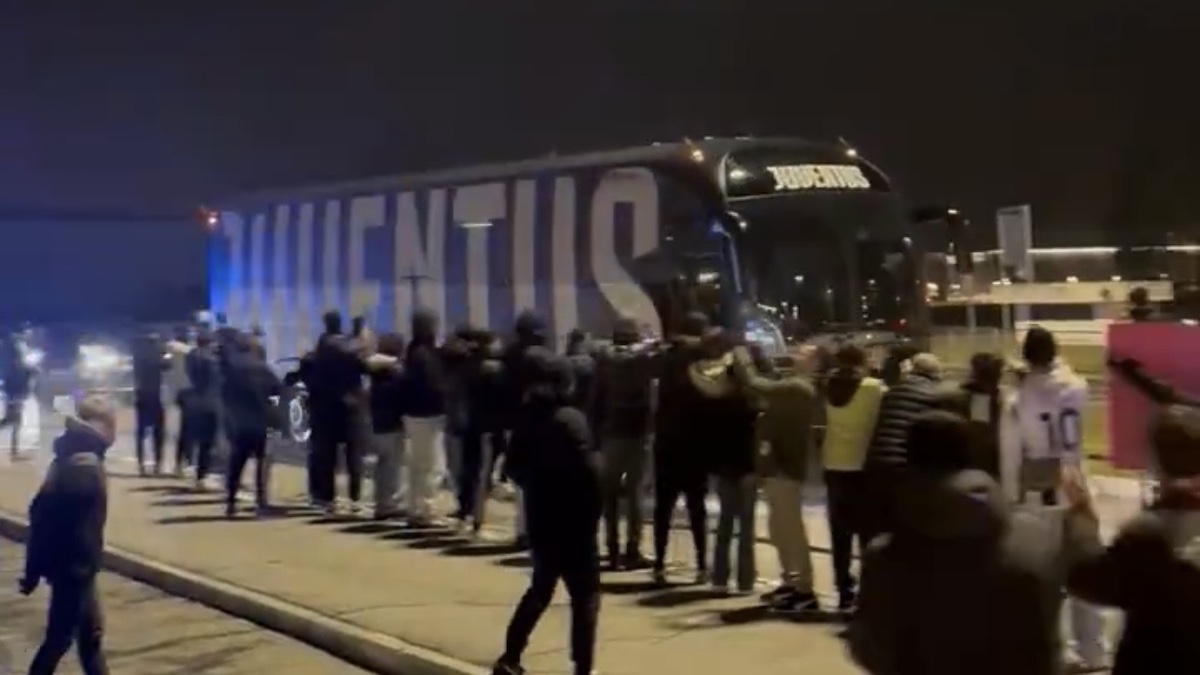 Juve Udinese, i pullman delle due squadre sono arrivati all’Allianz Stadium: FOTO e VIDEO del pre partita