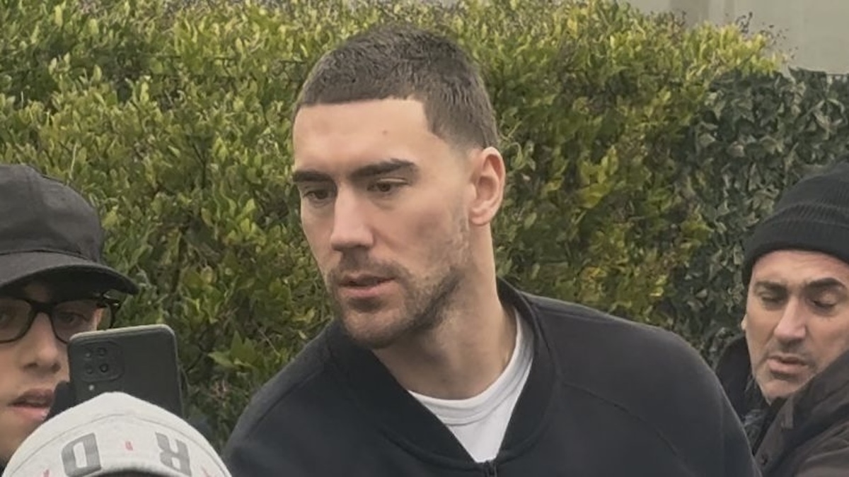 Infortunio Vlahovic, il serbo sommerso dall’affetto dei tifosi all’esterno del J Medical! Cosa è successo dopo le visite mediche di questa mattina – VIDEO Infortunio Vlahovic, il serbo sommerso dall’affetto dei tifosi all’esterno del J Medical! Cosa è successo dopo le visite mediche di questa mattina – VIDEO