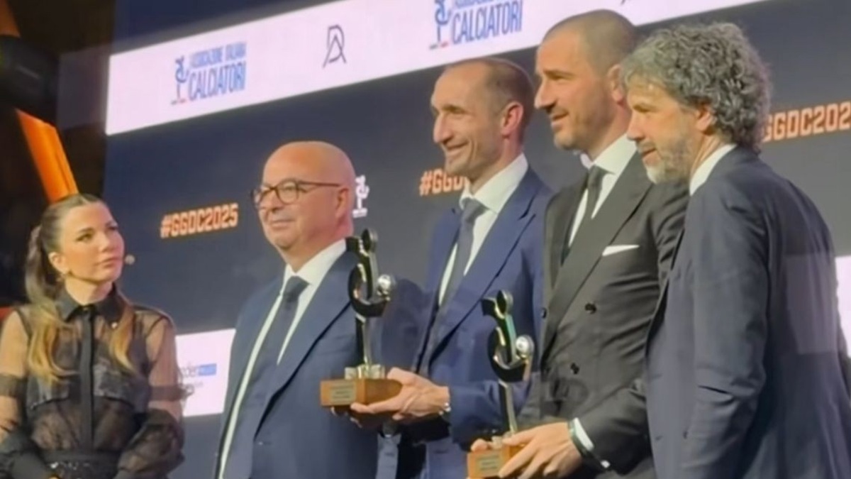Bonucci Chiellini premiati come Legend al Gran Galà del Calcio: reunion dal sapore di Juve per le due icone bianconere – FOTO