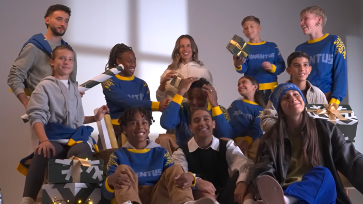 Juventus, i retroscena dal photoshoot di Natale! Ecco il dietro le quinte delle foto a tema natalizio dei bianconeri – VIDEO