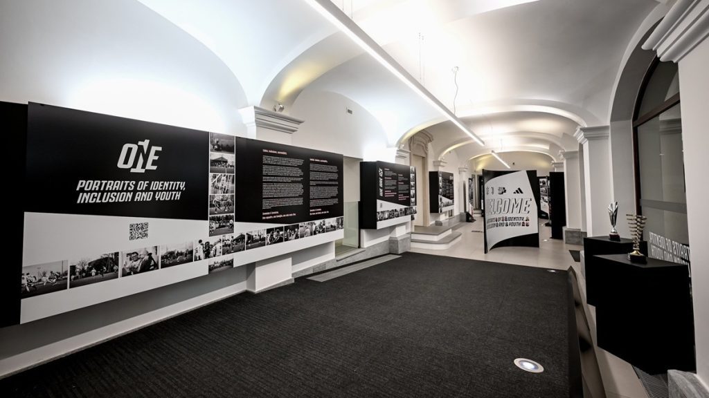 Juventus One, inaugurata la mostra "Portraits of Identity, Inclusion & Youth": parlano anche Ferrero e Comolli. Il racconto dell'evento - FOTO e VIDEO 37 mostra juventus one