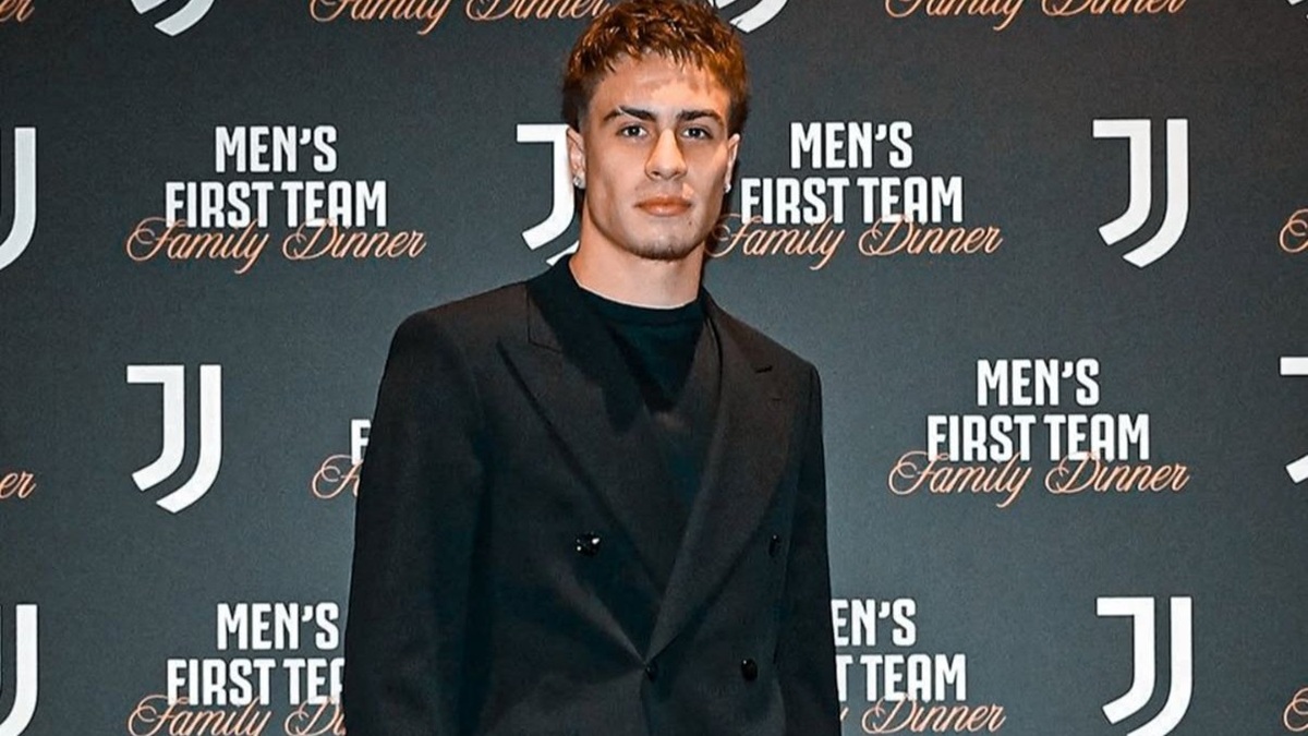 Yildiz sfoggia classe ed eleganza anche alla cena di Natale: il 10 della Juventus gasa i tifosi sui social con questa FOTO