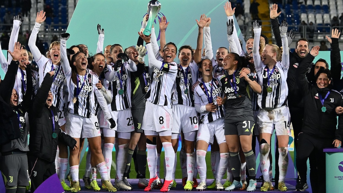 Juventus Women, la premiazione dopo la vittoria in Supercoppa con la Roma: presente Comolli a Pescara, FOTO e VIDEO dei festeggiamenti 36 premiazione Juventus Women