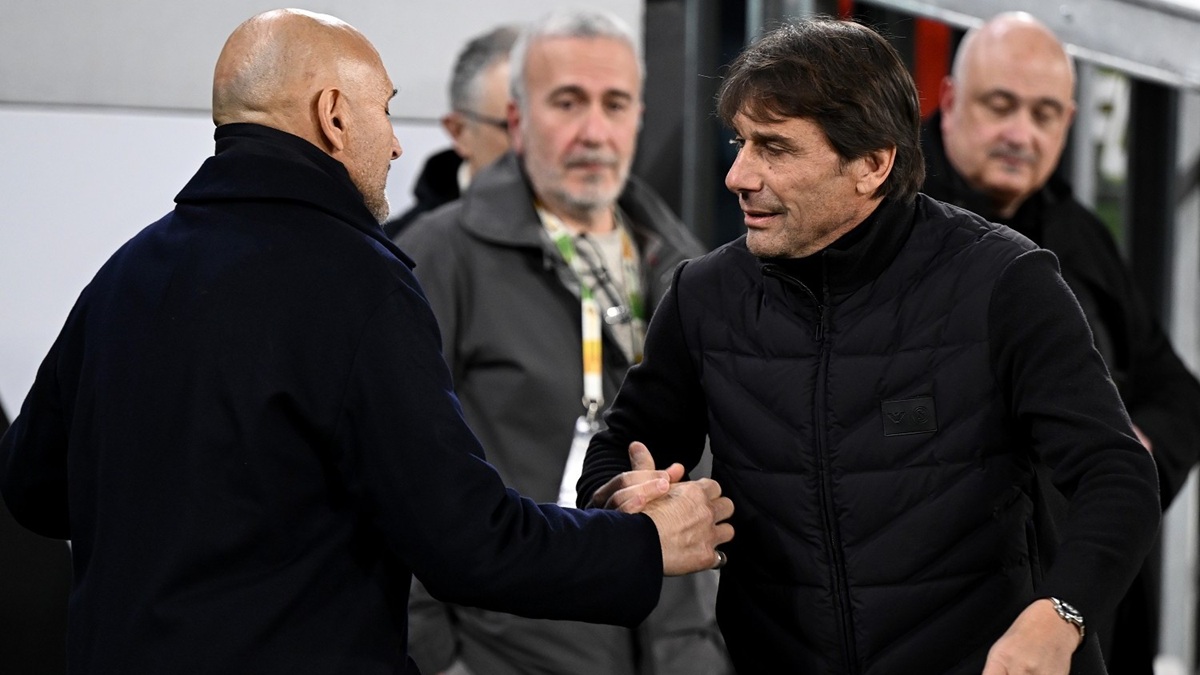 Conte di nuovo allo Stadium: abbraccio con Chiellini. Ma la reazione dei tifosi bianconeri... Cosa è successo 36 spalletti conte