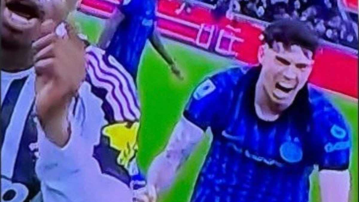 Bastoni esulta dopo l'espulsione di Kalulu: i tifosi bianconeri si infuriano visto quanto successo in Inter Juve - FOTO 36 Bastoni
