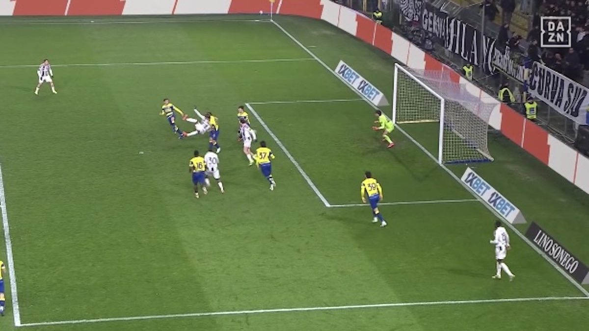 Gol McKennie: super azione della Juve, il texano la finalizza con una girata al volo eccezionale! Bianconeri avanti di due 36 McKennie