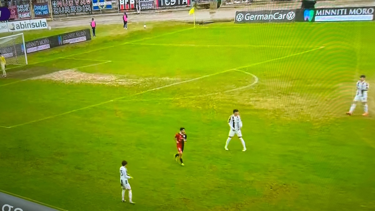 Juventus Next Gen contro Torres e… campo: terreno di gioco disastroso a Sassari – FOTO