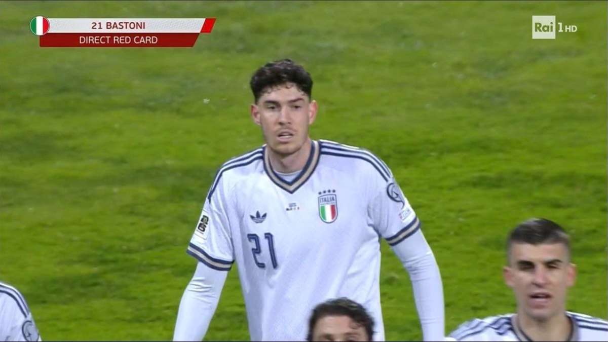 Bastoni horror, è profondo rosso: peggiore in campo con la Bosnia. I giornali: «È la sua scelta che ci condanna» 36 Bastoni