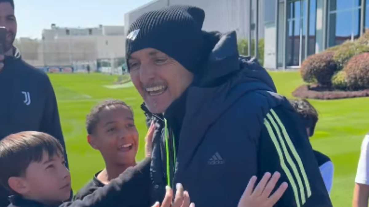 Juventus, l’Academy di Miami fa visita alla Continassa: il gesto di Spalletti che diverte i tifosi. Ecco cosa ha fatto - VIDEO 36 Spalletti