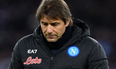 L'allenatore del Napoli, Antonio Conte, a testa bassa