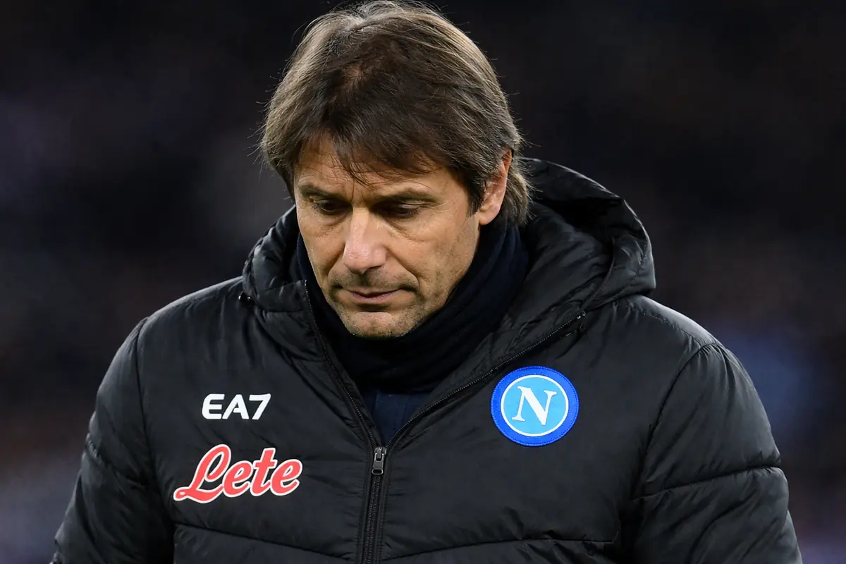 Rottura insanabile, fuori rosa fino alla fine della stagione 36 L'allenatore del Napoli, Antonio Conte, a testa bassa