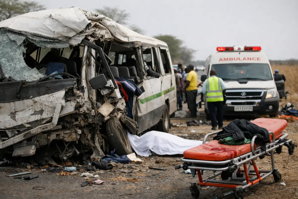 Dieci feriti, morto il portiere: incidente per l'intera squadra di calcio, che disastro 36 Terribile incidente per una squadra in Senegal, morto il portiere