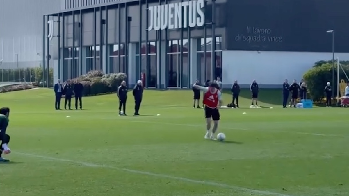 Vlahovic, segnale a Spalletti verso il Sassuolo: mancino chirurgico in allenamento – VIDEO