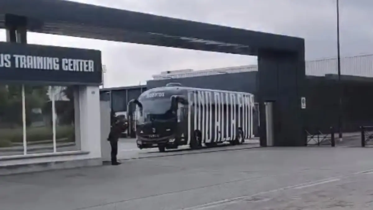 Atalanta Juve, inizia la missione dei bianconeri: FOTO e VIDEO della partenza dalla Continassa 36 Pullman Juve