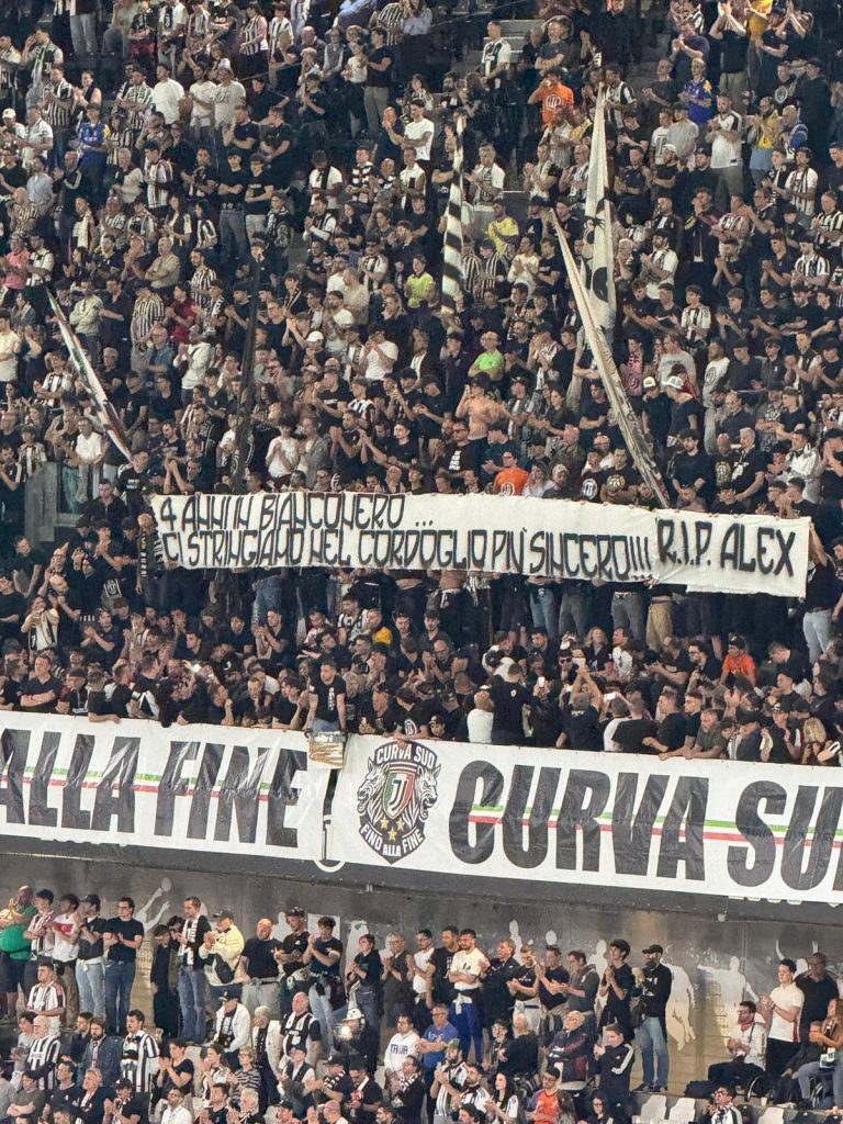 Juve Bologna, il popolo bianconero ricorda così Manninger: Buffon, Bonucci, Chiellini e Marchisio portano fiori sotto la curva. Il tributo 37 Striscione
