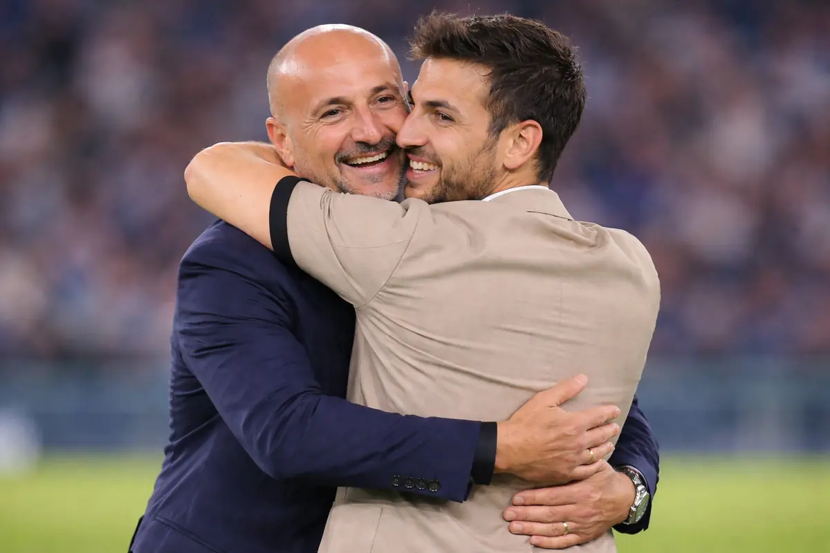 Como-Inter non è ancora finita: ballano 40 milioni di euro 36 Abbraccio tra Ausilio e Fabregas, immagine creata con intelligenza artificiale