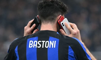 Bastoni, difensore dell'Inter, con tre telefoni