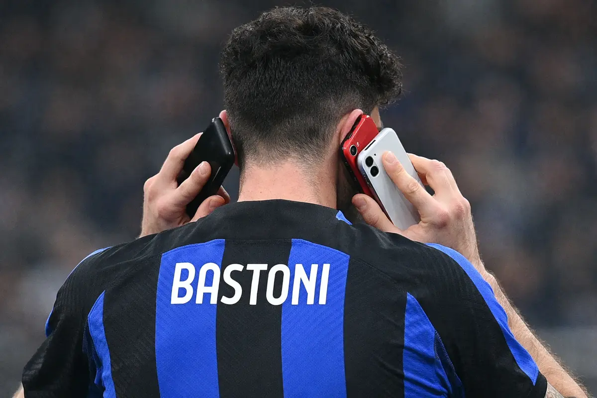 Non solo Bastoni: il Barcellona punta un altro talento nerazzurro 36 Bastoni, difensore dell'Inter, con tre telefoni