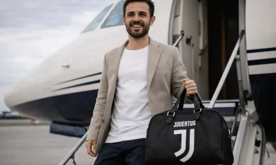 Bernardo Silva scende da un aereo con la valigia della Juve, immagine creata con intelligenza artificiale