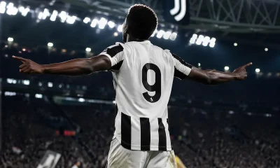 Un giocatore con la maglia della Juve numero 9 esulta allo Stadium