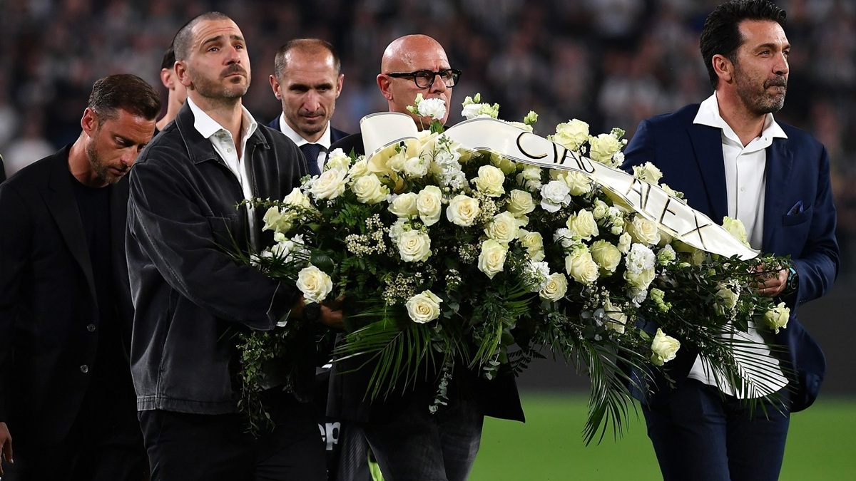 Juve Bologna, il popolo bianconero ricorda così Manninger: Buffon, Bonucci, Chiellini e Marchisio portano fiori sotto la curva. Il tributo 36 buffon bonucci manninger