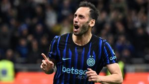 Calhanoglu Juve, perché l’arrivo del turco rivoluzionerebbe il centrocampo bianconero: l’analisi