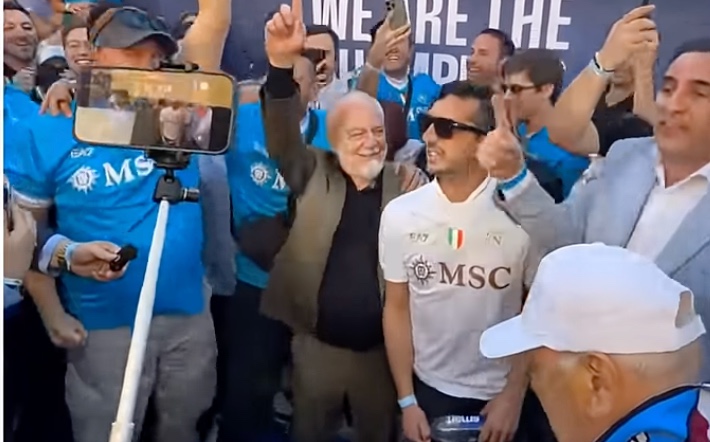 De Laurentiis è il solito: il presidente del Napoli saltella tra i tifosi al coro 'Chi non salta juventino è' 36 de laurentiis napoli
