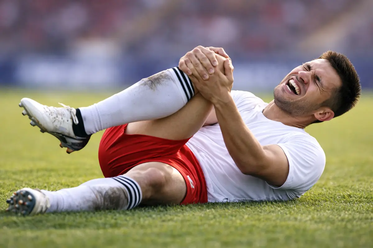 Si è rotto il legamento crociato, operazione immediata e stagione finita 36 Giocatore a terra infortunato che si tiene il ginocchio