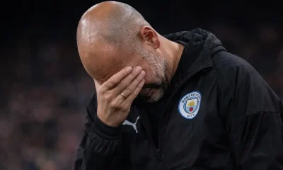 Guardiola, manager del City, con le mani sul volto e la testa bassa