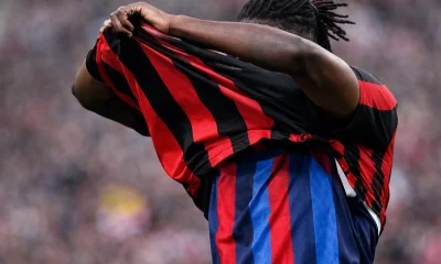 Leao si toglie la maglia del Milan e sotto c'è quella del Barcellona