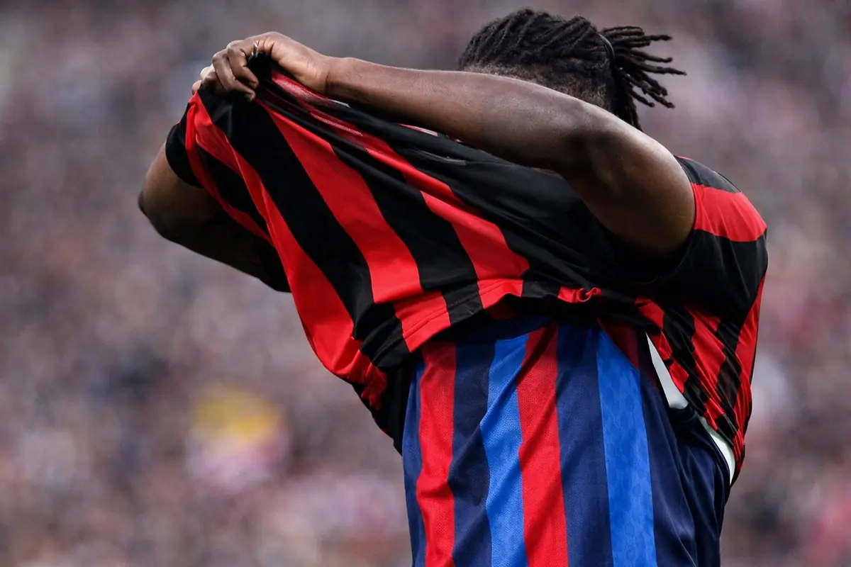 Rafa Leao offerto al Barcellona: il Milan lo svende per liberarsene, cifra ridicola 36 Leao si toglie la maglia del Milan e sotto c'è quella del Barcellona