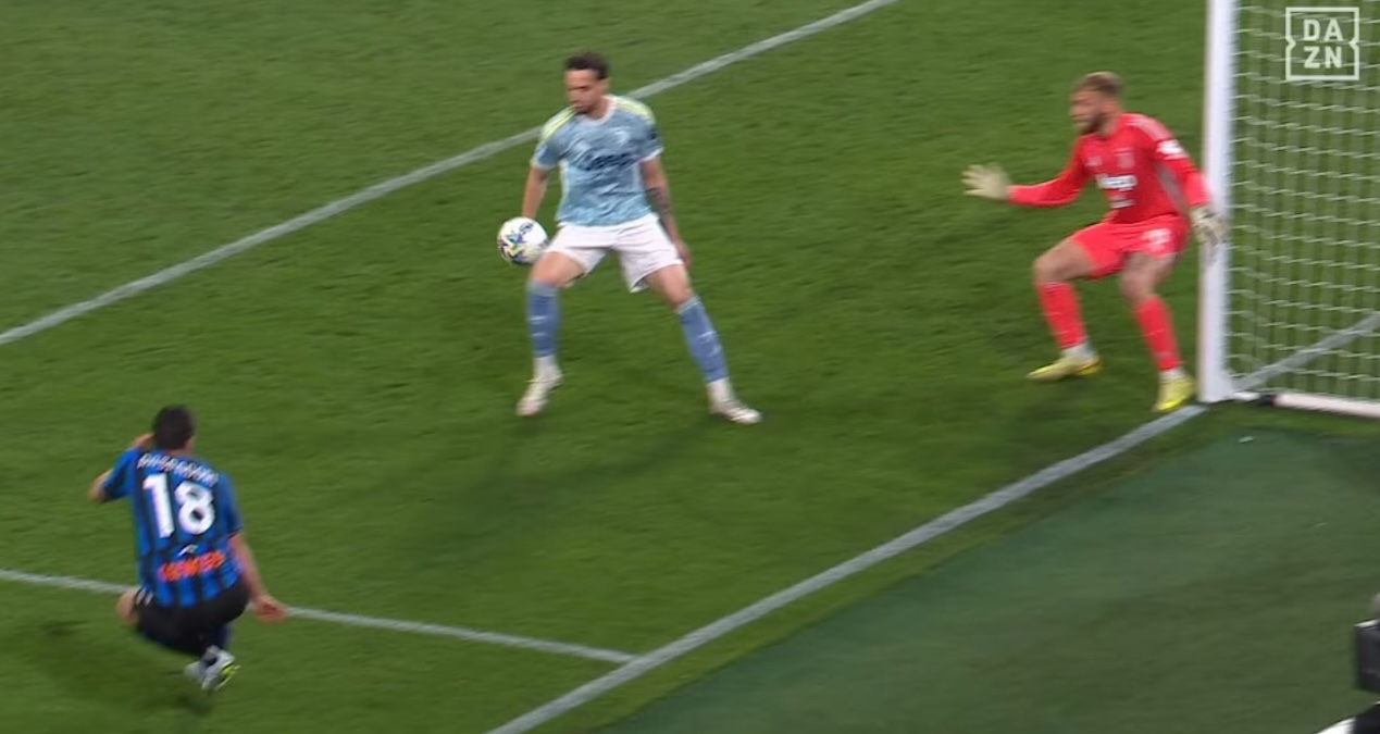 Moviola Atalanta Juve, i giornali spazzano via ogni dubbio: mano Gatti non è punibile, braccio aderente 36 mano Gatti Atalanta Juve